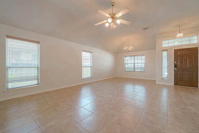 Building Photo - Spacious 3-Bedroom, 2-Bathroom Home with F...