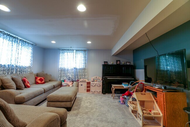 Building Photo - Beautiful Golden House w/ Huge Garage!