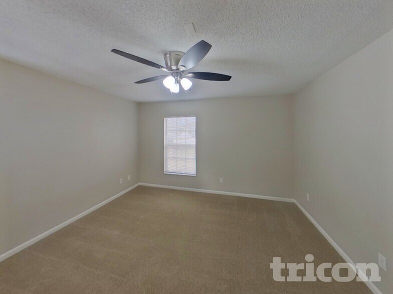 Building Photo - 1002 Saxon Ct