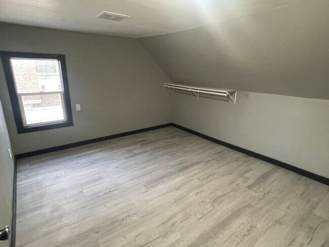 Building Photo - 952 Elmwood Ave