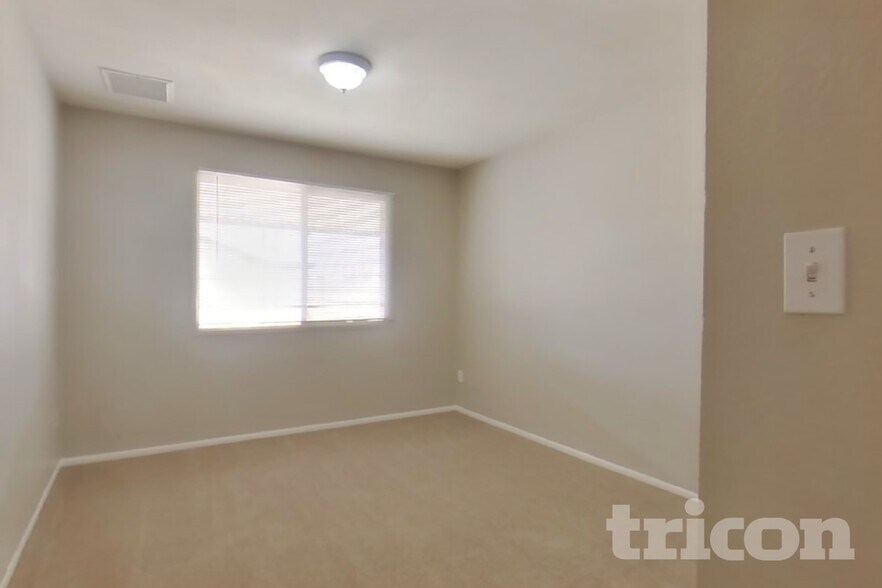Building Photo - 3849 W Poinsettia Dr
