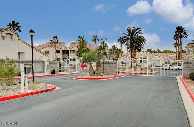 Building Photo - 855 N Stephanie St