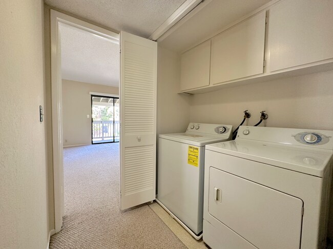 Building Photo - Saratoga 2 Bedroom Upstairs Unit in Great Complex!