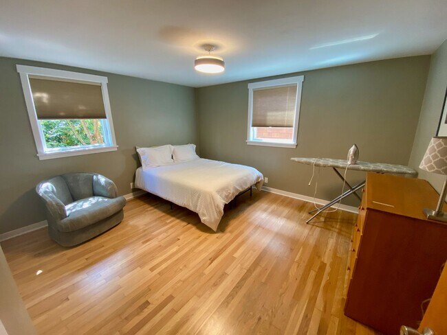 Building Photo - Term Rental in Town with Harbor View
