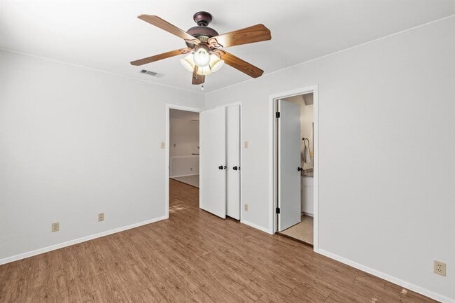 Building Photo - 9807 Hundred Oaks Cir