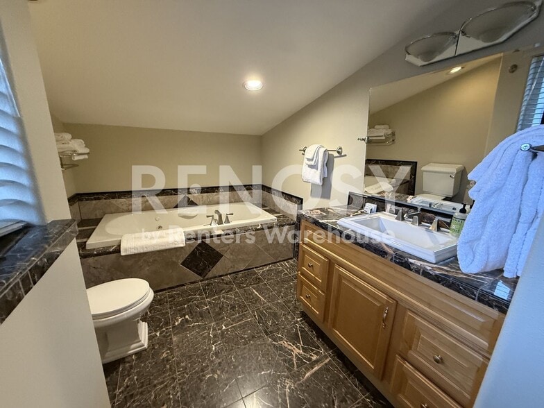 Building Photo - 6514 Phinney Ave N