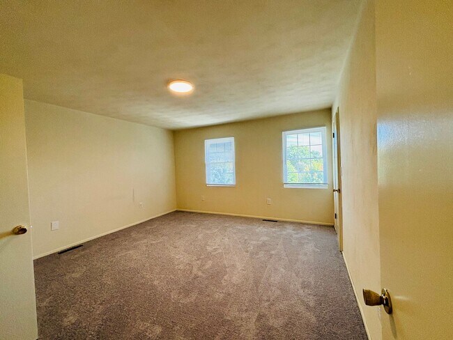 Building Photo - 2 Bedroom, 1.5 Bath Townhouse