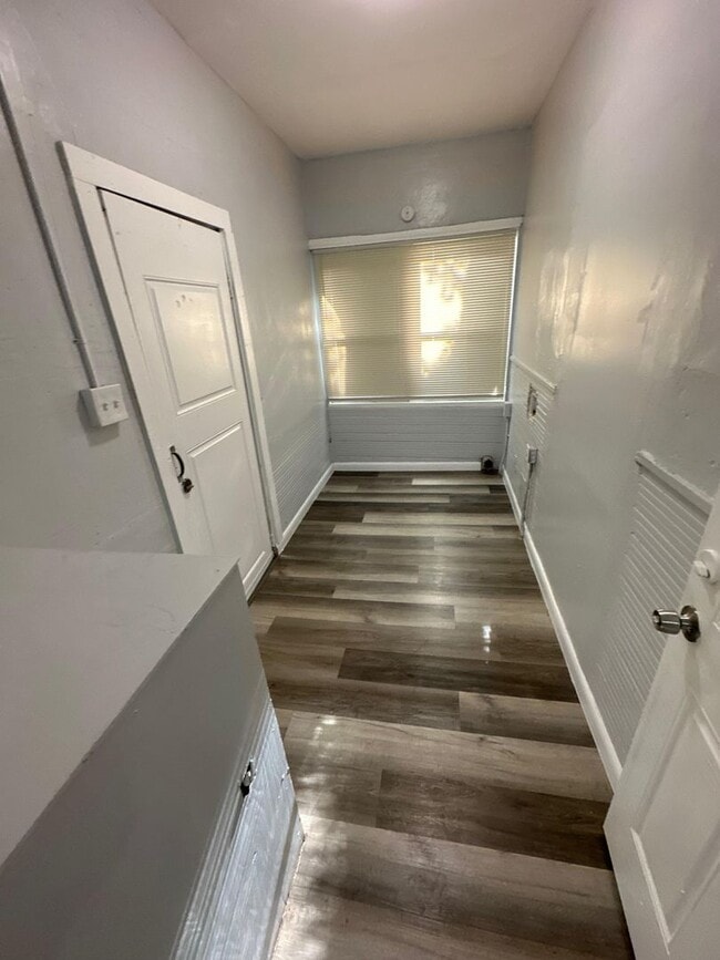 Building Photo - Fully Renovated 2/1 -Single Family Availab...