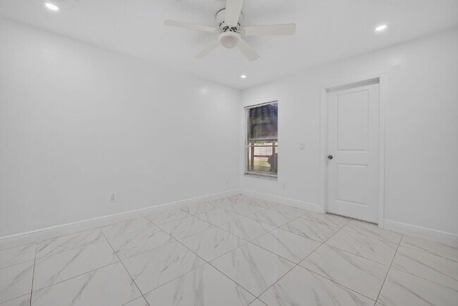 Building Photo - 3128 Sandy Shore Ln