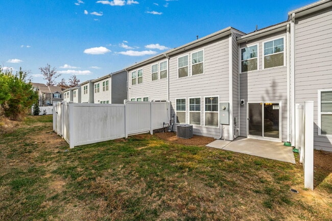 Building Photo - Lake Wylie Townhome with amazing amenities!