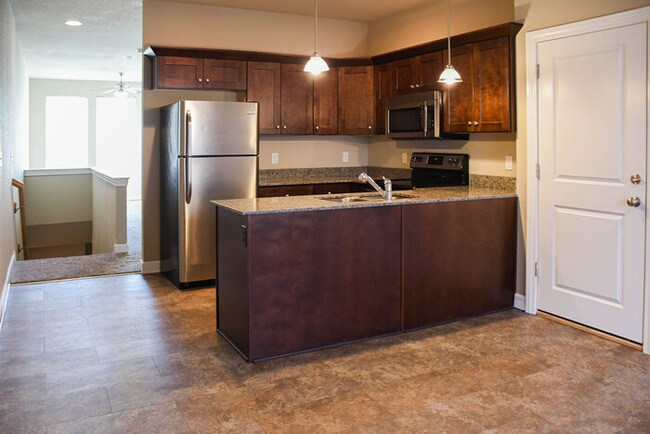 Building Photo - Gorgeous 2 Bed 2.5 Bath Home