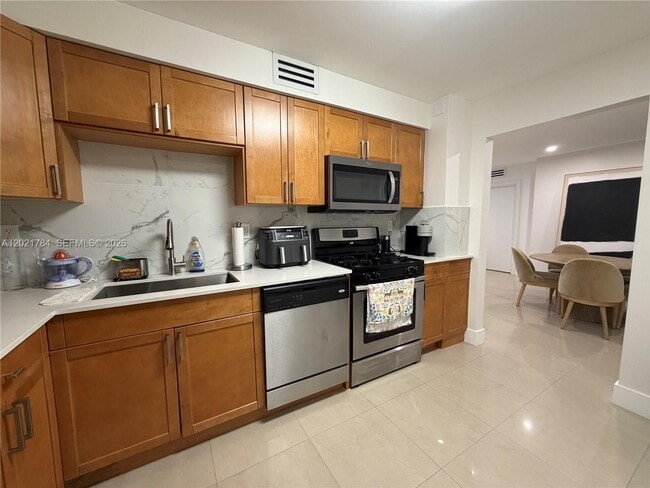 Building Photo - 2030 S Ocean Dr