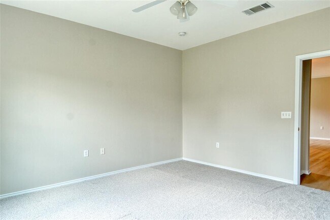 Building Photo - 115 Dickens Cir