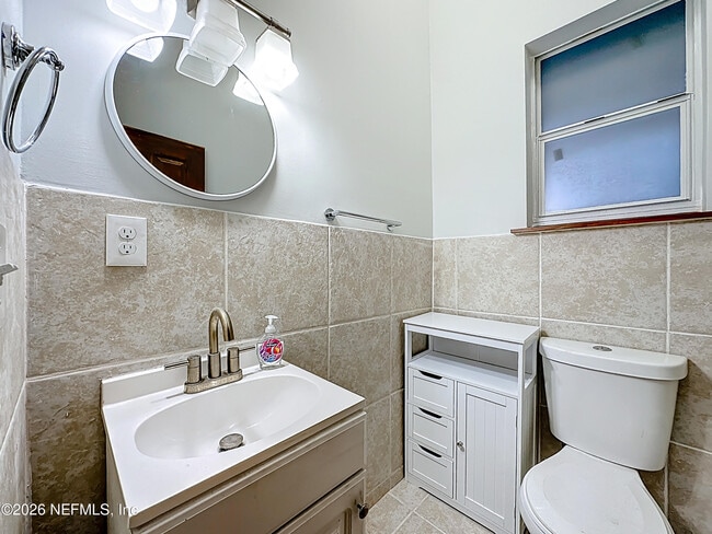 Building Photo - 138 E Duval St