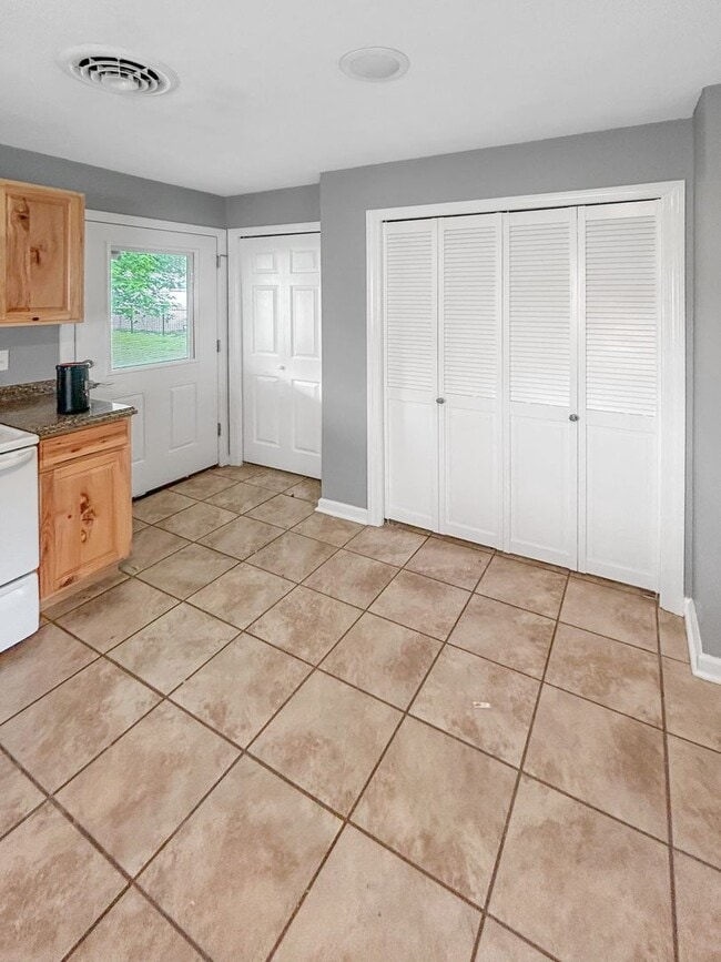 Building Photo - Welcome to this charming 2-bedroom, 1-bath...