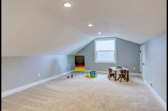Building Photo - Charming 3-Bedroom Home with Spacious Yard...
