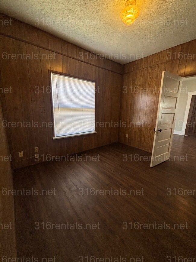 Building Photo - Three bedroom one bath freshly painted house available NOW!