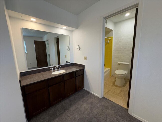 Building Photo - 3325 Brookhollow Ct