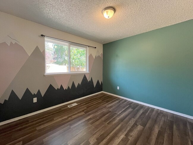 Building Photo - Spacious Yet Cozy 3BR/2BA Home with Garage...