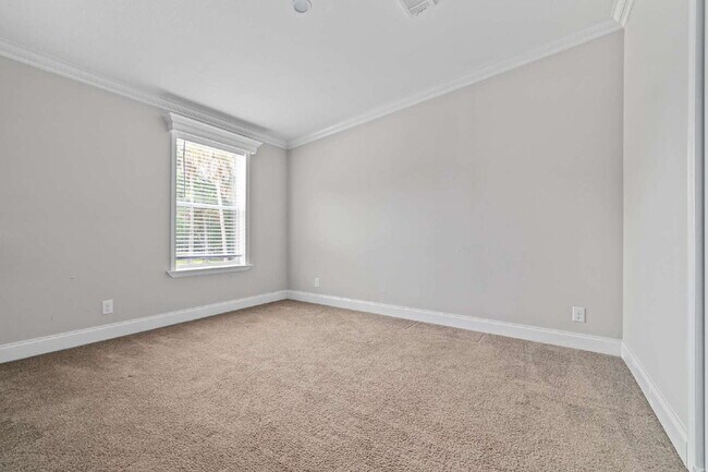 Building Photo - "Spacious 4-Bedroom Retreat with 3400 Sq Ft of Comfort in Gibsonton, FL!"