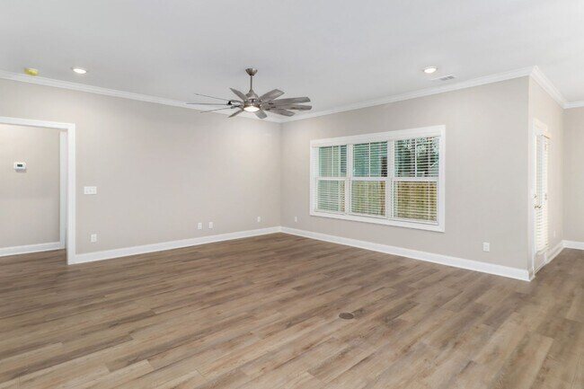 Building Photo - 204 Pineland Dr