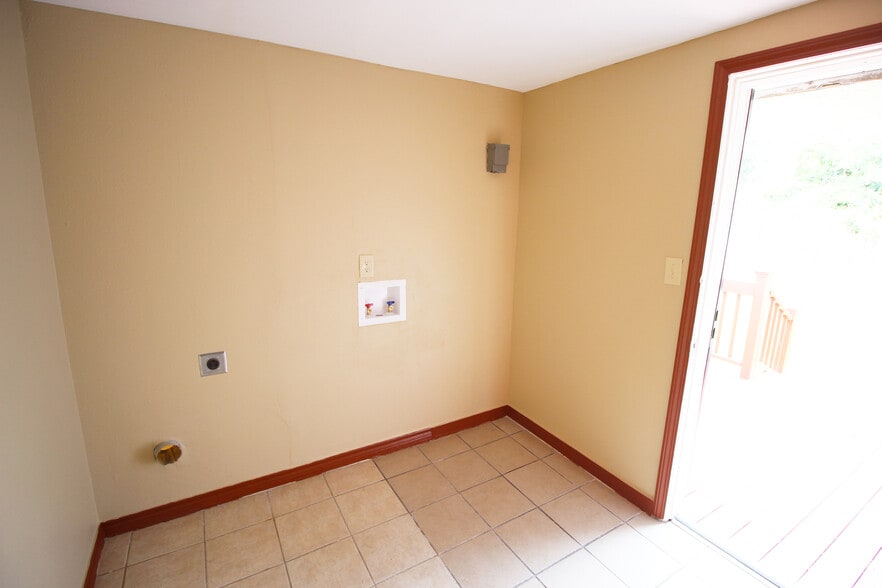 Building Photo - 1629 Katlan St