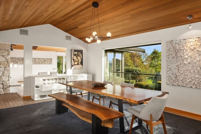 Building Photo - 3Bd/3.5Ba Clyde Hill Home