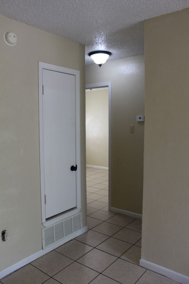 Building Photo - Small space...BIG style!