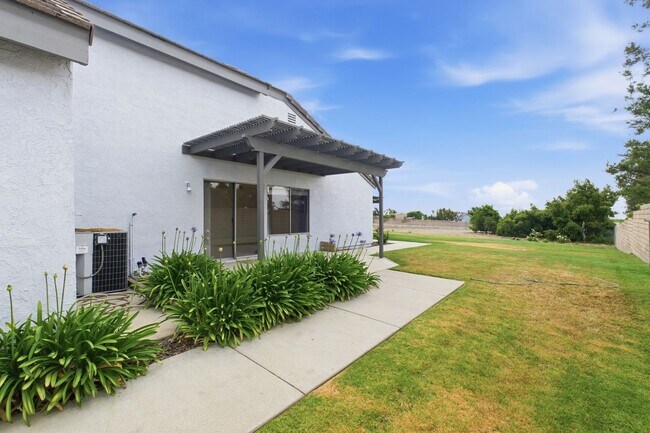 Building Photo - 5923 Burgundy Ave