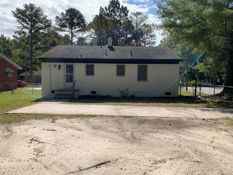 Building Photo - 1400 Planters St