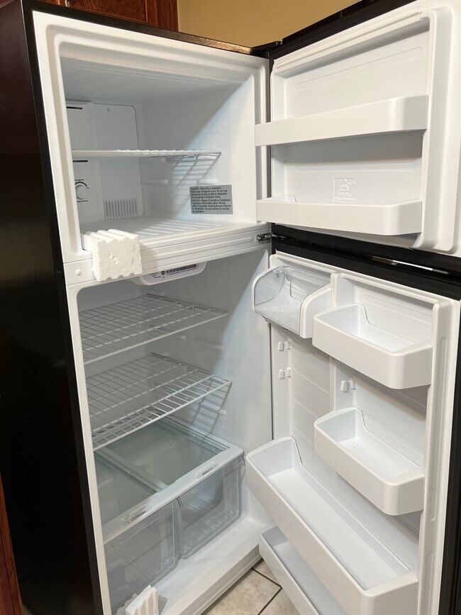 Refrigerator - 103 Horseshoe Springs Ct NE