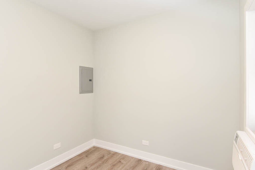 Building Photo - 725 W Brompton Ave