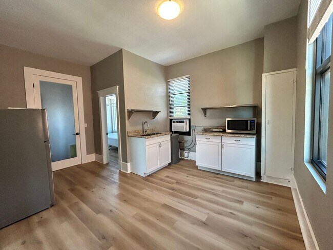 Building Photo - Bright 2nd Floor Apartment on 3rd Street -- Utilities Included!