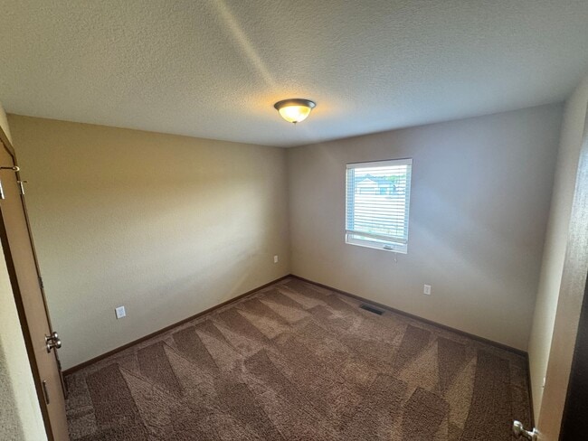 Building Photo - Welcome to Comfortable Living – Spacious, Pet-Friendly Home with Great Amenities