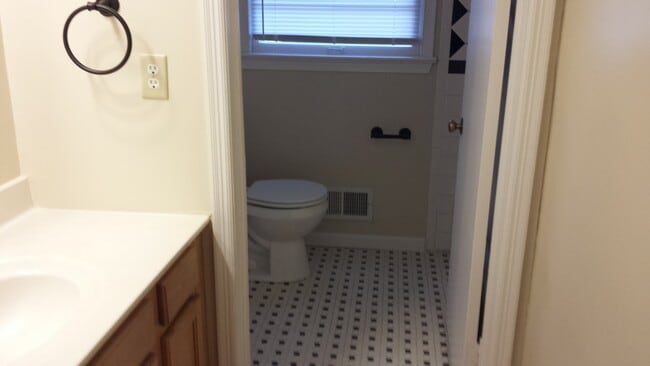 Building Photo - Very nice 3 bedroom house available for re...