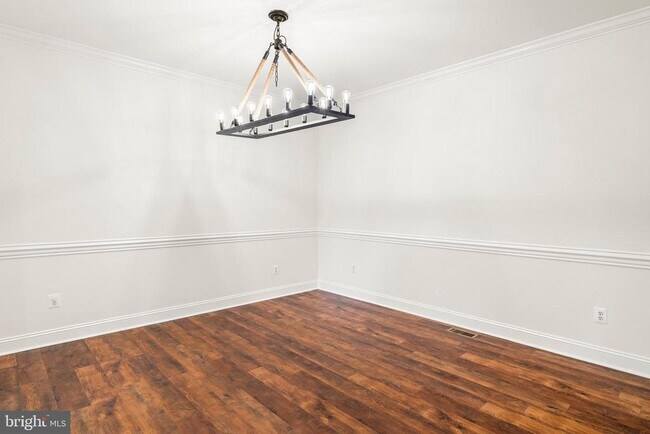 Building Photo - 156 E Country Club Dr