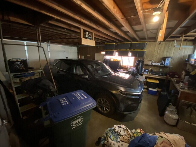 Building Photo - Massive Fenced Yard, Spacious 3BR Near Hospital, Shopping & Waterfront in Prime Bellingham Location