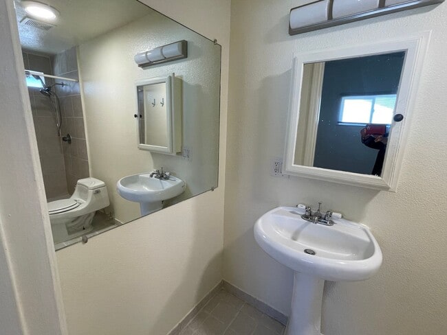 Building Photo - Apple Valley, 3 Bedroom, 2 Bathrooms, 1/2 acre property, Fully fenced