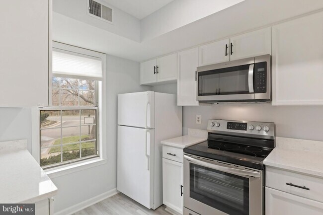 Building Photo - 2403 S Walter Reed Dr