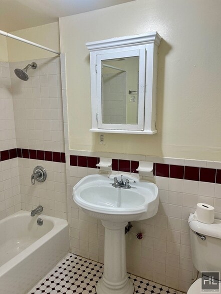 Building Photo - 4BR 1BA Historic Mixed Use Loft w/ Massive...