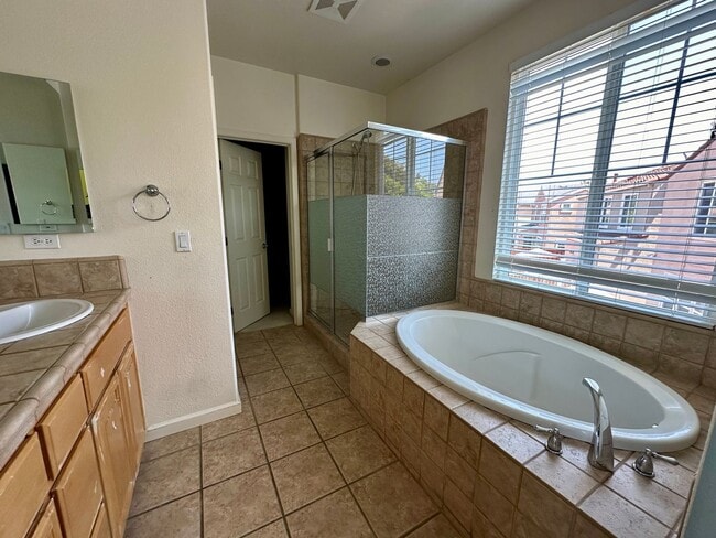 Building Photo - LUXURY HOME WITH BEAUTIFUL FINISHES CENTRA...
