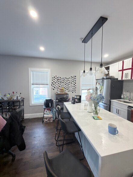 Building Photo - 156 Hillside St