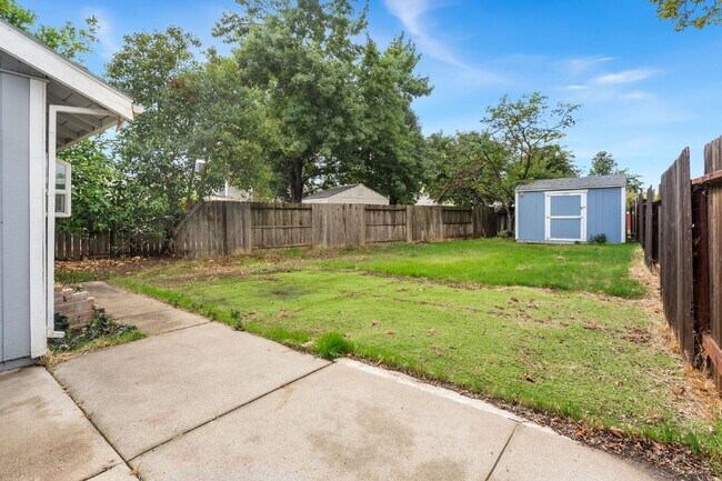 Building Photo - CUTE MASTER SUITE SURE TO CATCH YOUR ATTENTION IN ELK GROVE