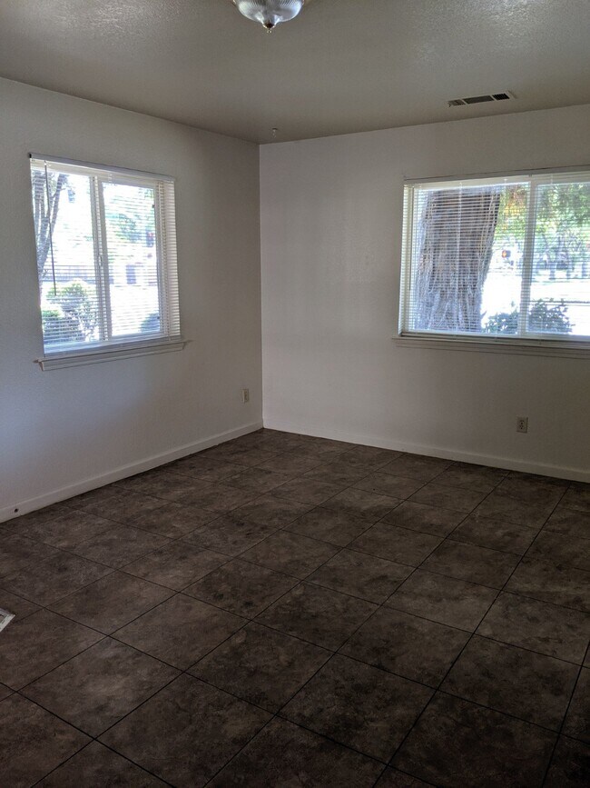 Building Photo - Coming Soon! Four Bedroom Duplex in North ...