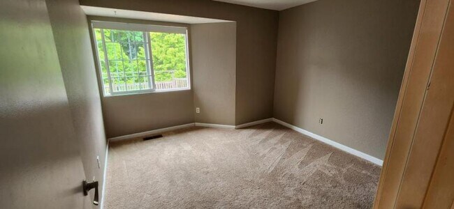 Building Photo - 3 bedroom in Kirkland WA 98033