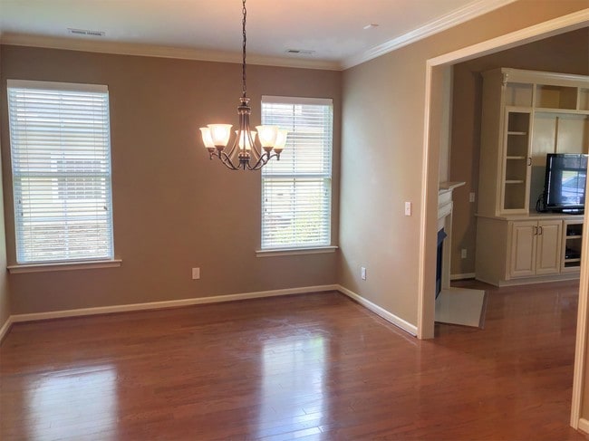 Building Photo - 2907 Blossom Park Drive Southeast