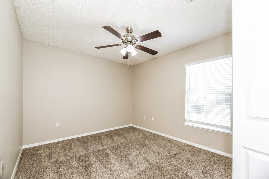 Building Photo - 7245 Nottinghamshire Dr