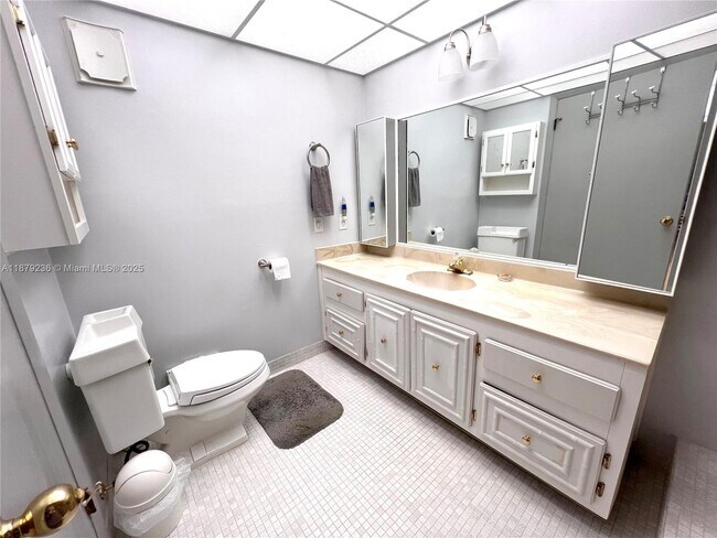 Building Photo - 16300 Golf Club Rd