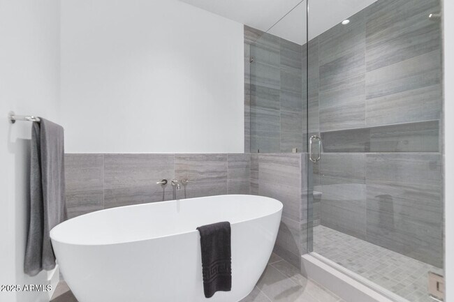 Building Photo - 5000 N Camelback Rdg Dr