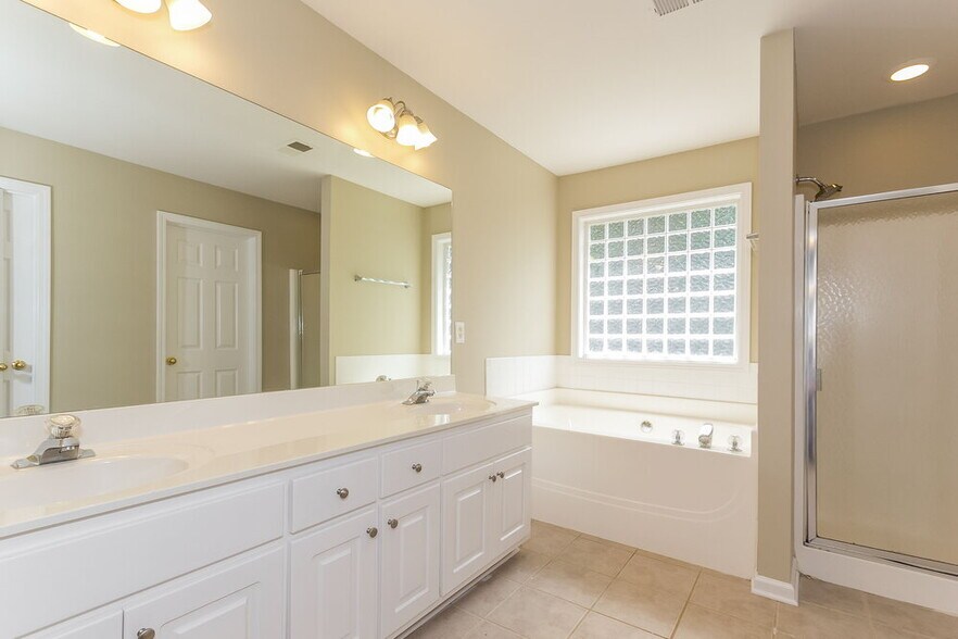 Building Photo - 83 Oak Park Square